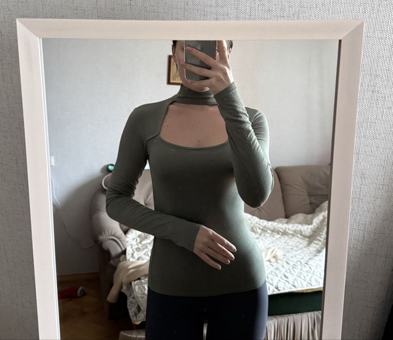 Гольф з вирізом на грудях