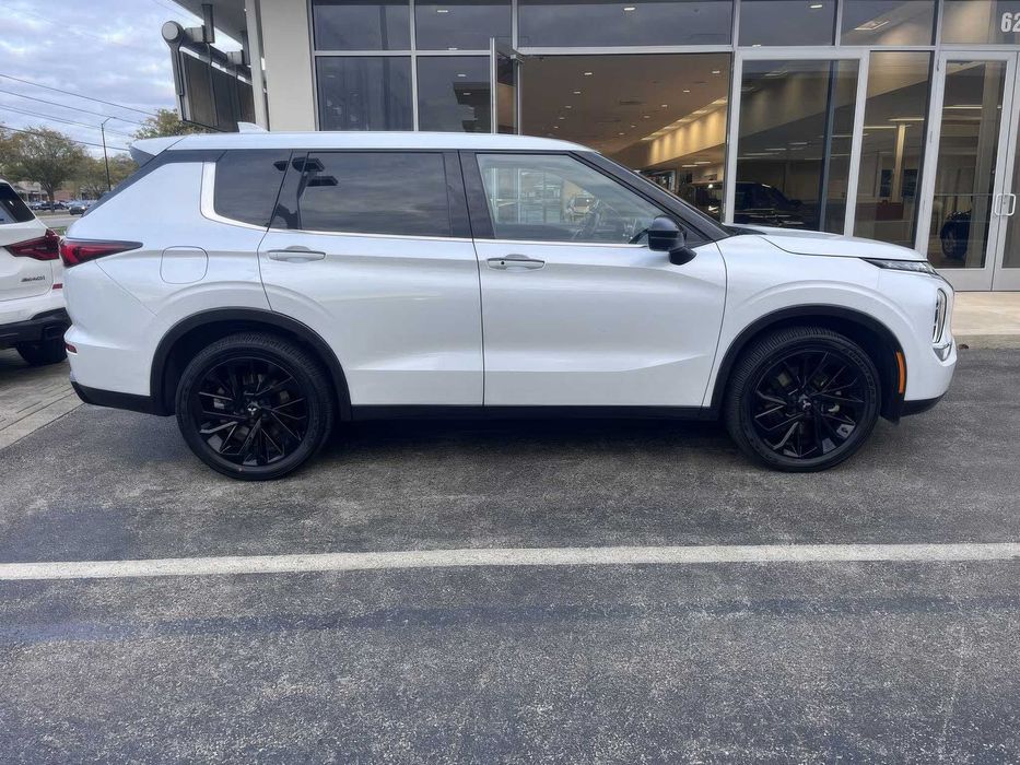 Mitsubishi Outlander SEL      2023