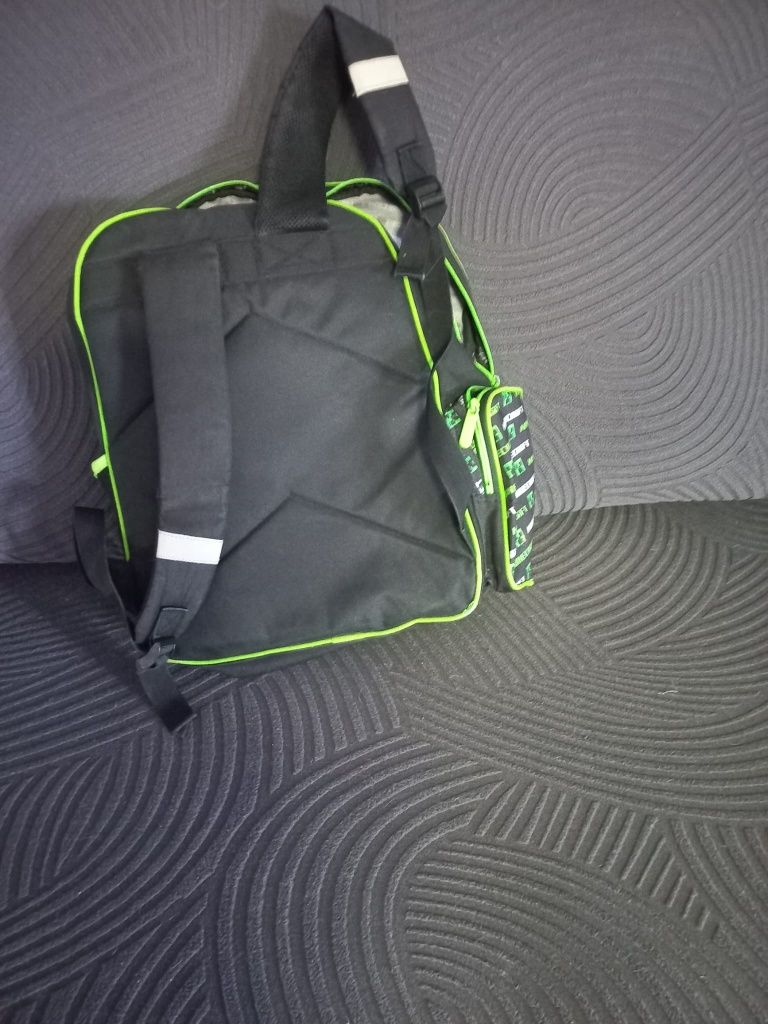 Mochila  escolar  com marcas de uso