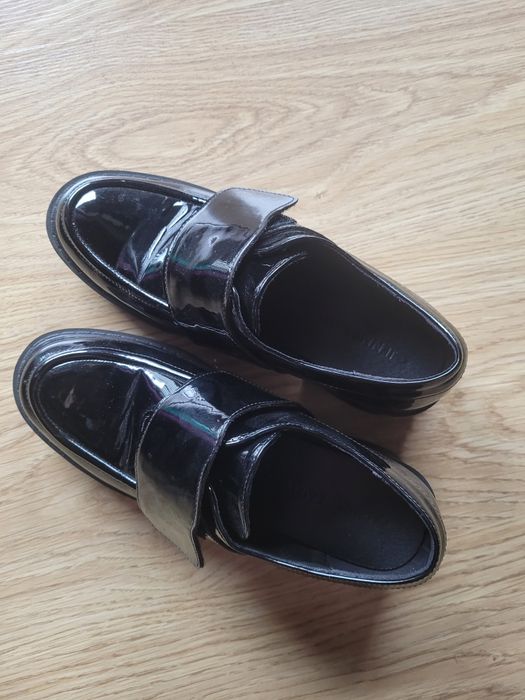 Półbuty czarne lakierkowe