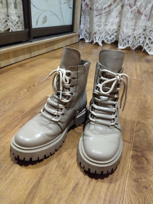 Жіночі ботінки бежеві