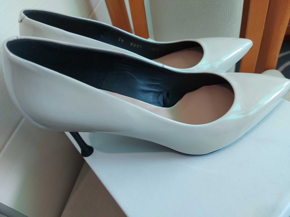 Buty Gino Rossi beżowe r.39