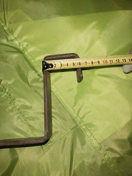 Wieszak, hak na skrzynkę balkonową.