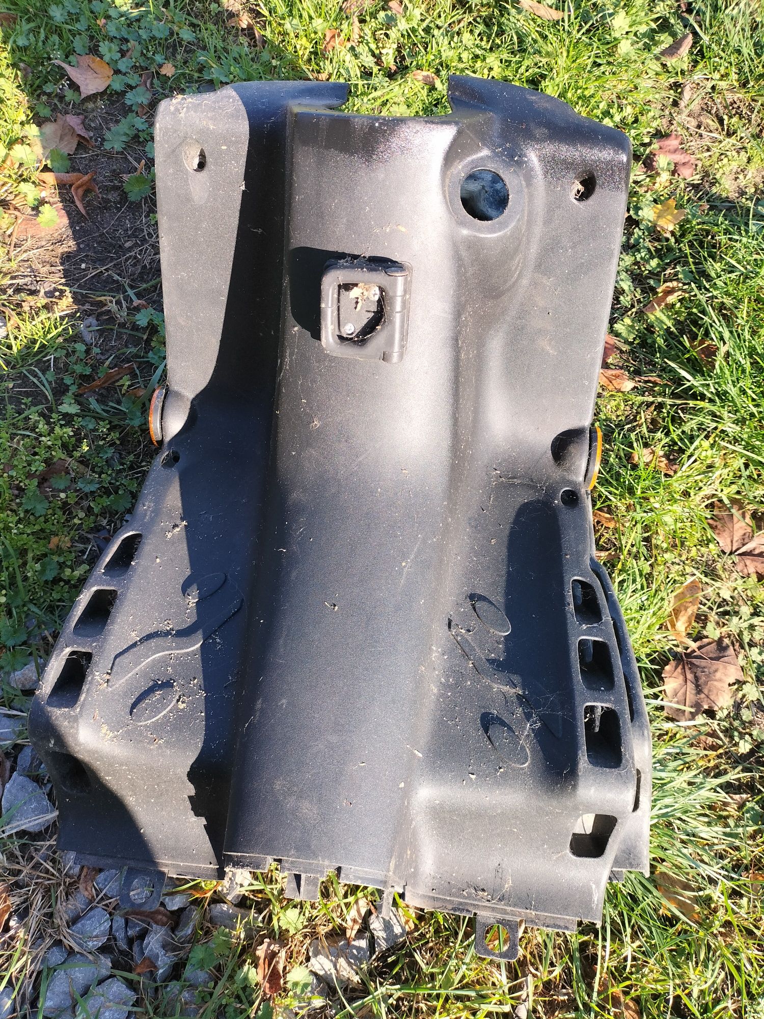 Kokpit, plastik od kolan peugeot speedfight 1,2