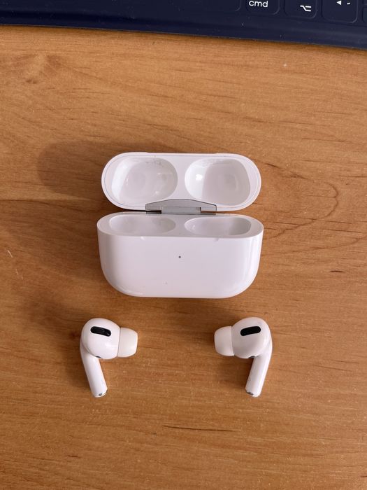 AirPods Pro (1. generacji) z etui tadujacym.