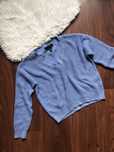 Sweterek niebieski sweter vero moda dekolt V w serek