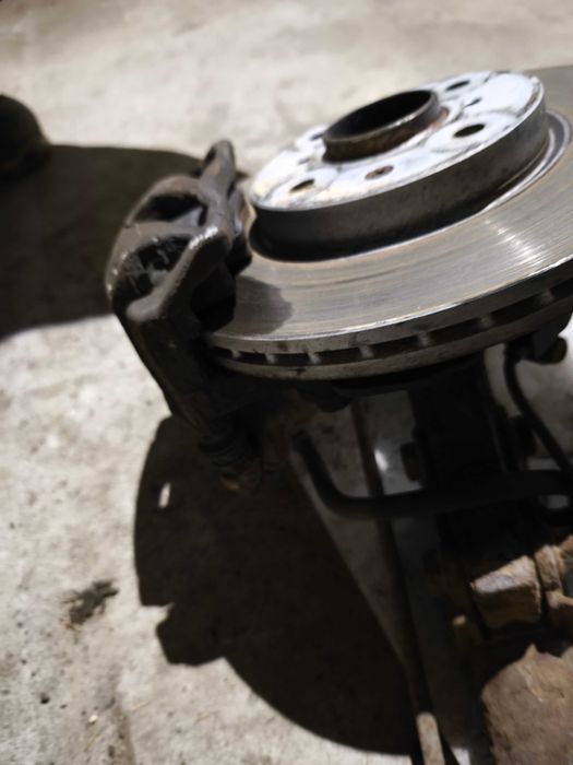 ZWROTNICA MCPHERSON PIASTA prawa lewa zacisk  Suzuki Swift MK6 1.3