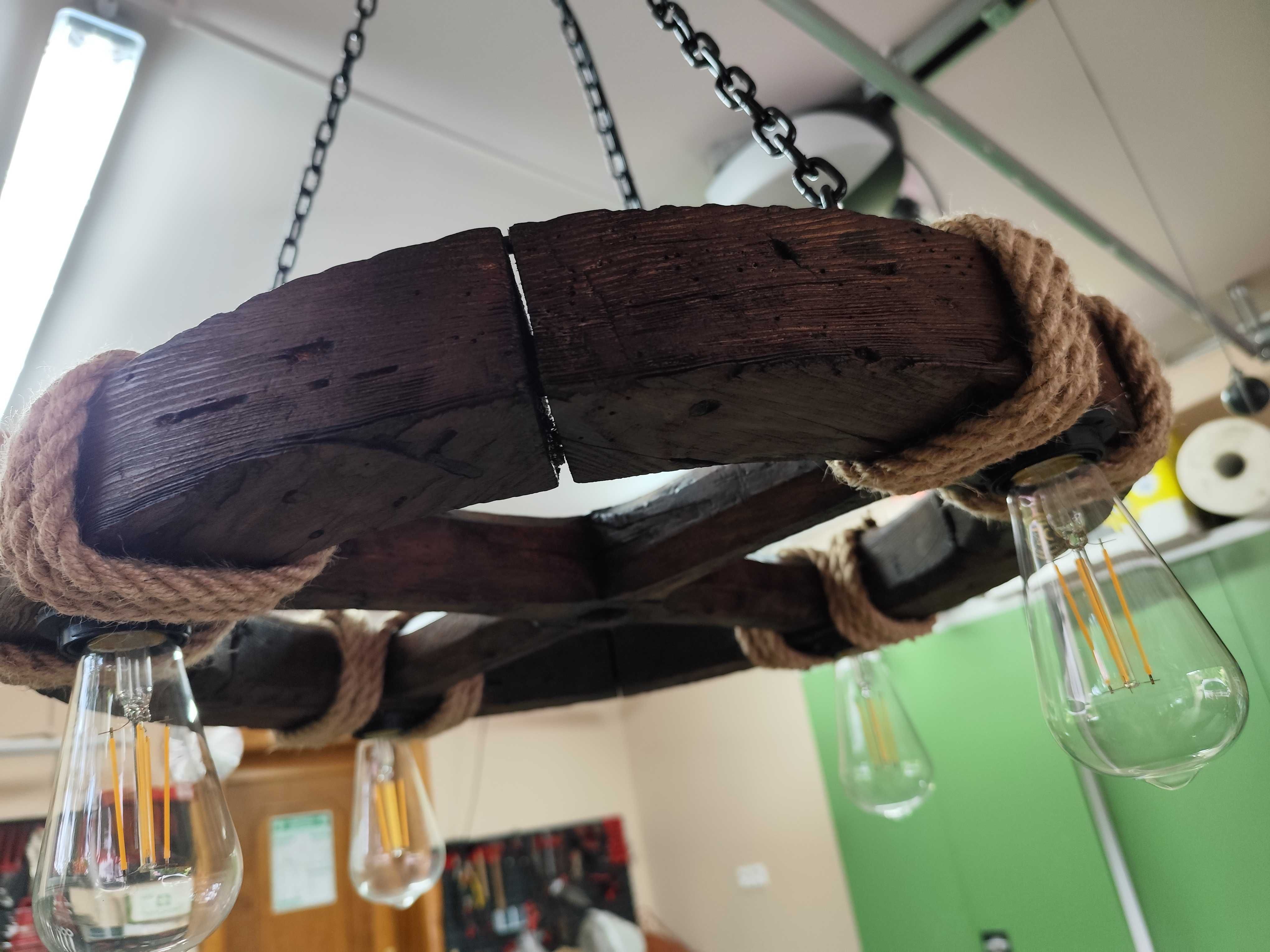Loftowa lampa z koła drewnianego