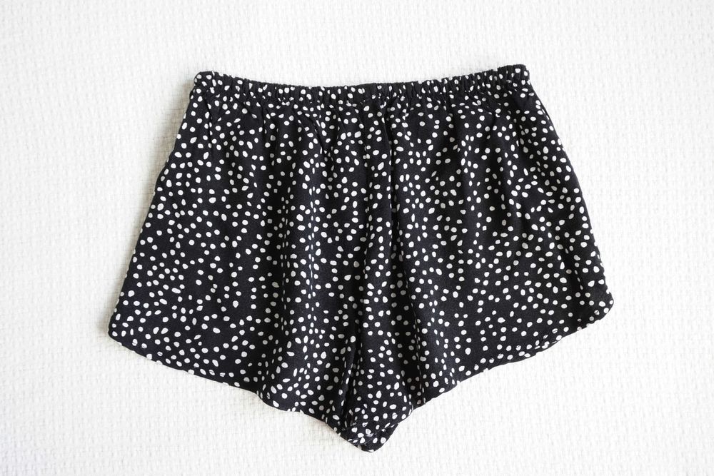 Czarne szorty w kropki z ozdobnymi troczkami letnie dziewczęce