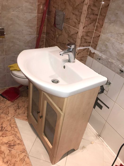 Umywalka łazienkowa z szafką, baterią, kurkiem i kompletnym odpływem.