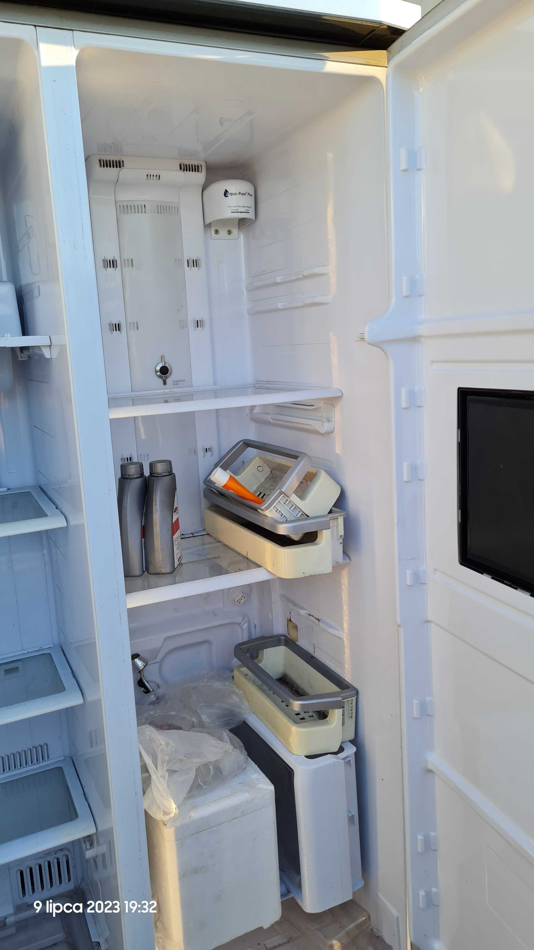 uszkodzona duża dwudrzwiowa lodówka jako szafka do przechowywania