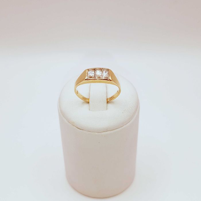 Złoty pierścionek - z prostokątnymi oczkami pr. 585, 3,11g. roz. 17