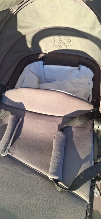 Carrinho de bebe com ovo