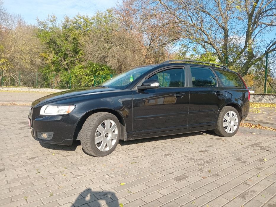 VOLVO V50.        .