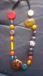 Colar com pedras de varias cores