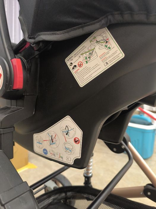 Carrinho de bebê como novo 3 em 1 + banheira e muda fraldas.