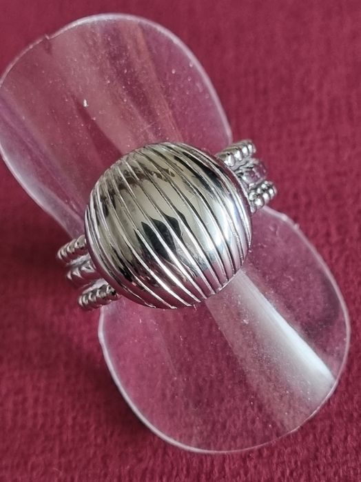 Anel prateado, em aço, com meia bola riscada. Ajustável