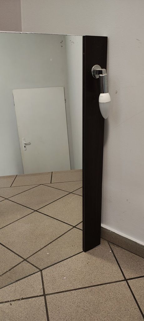 Lustro łazienkowe z oświetleniem