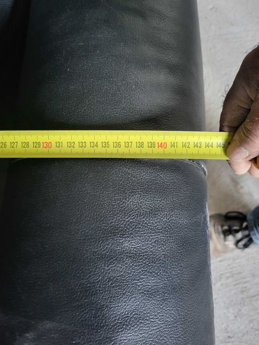 Sofá preto 1,45m de compr. e 85cm de profundidade. Bom estado com pó