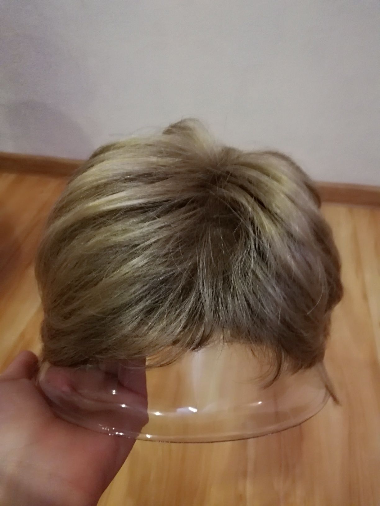 Peruka krótkie blond włosy modacrylic fiber