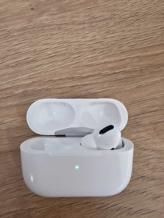 Продам AirPods Pro, правий навушник і кейс, оригінальні.