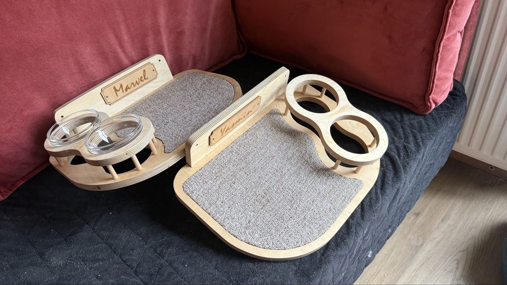 Półka dla kota z miskami i legowiskiem