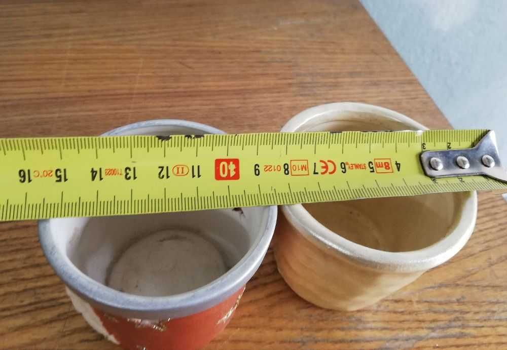 Żółte doniczki ceramiczne na kwiaty