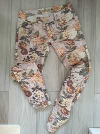 Kremowe spodnie w kwiaty