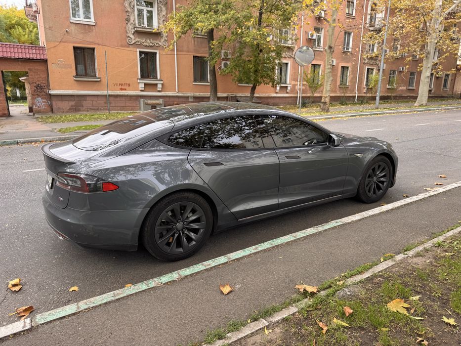 Tesla model S P85