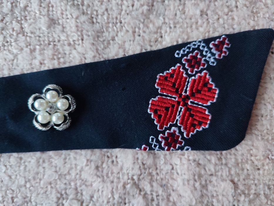 Краватка вишита, дівчача