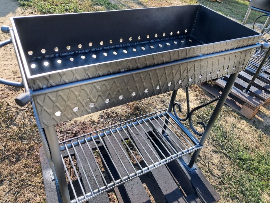 Мангал в наявності.