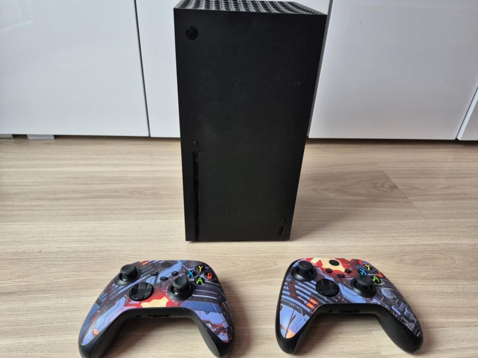 Xbox Series X, 1TB, Dwa pady.