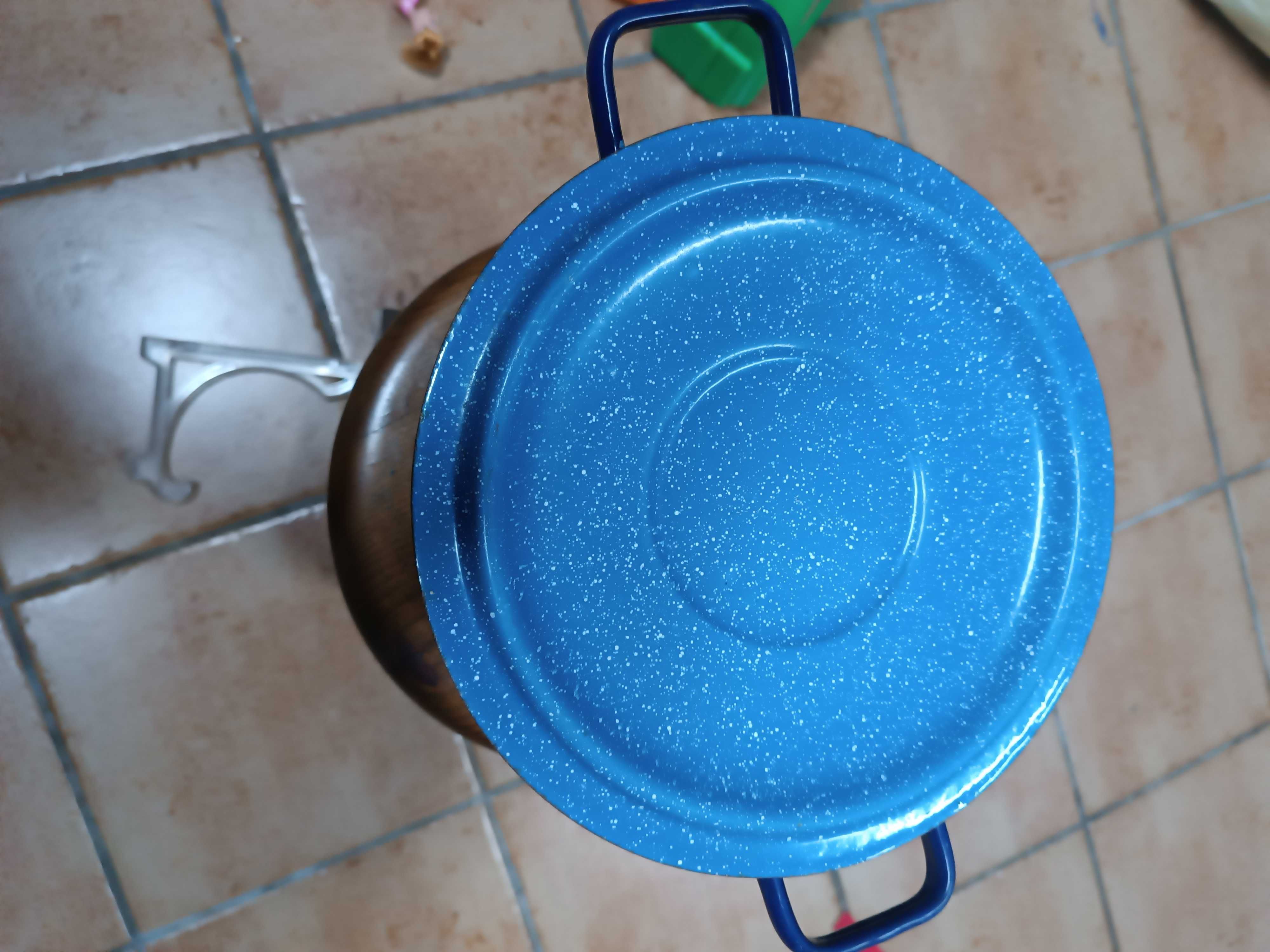 Panela em esmalte antiga