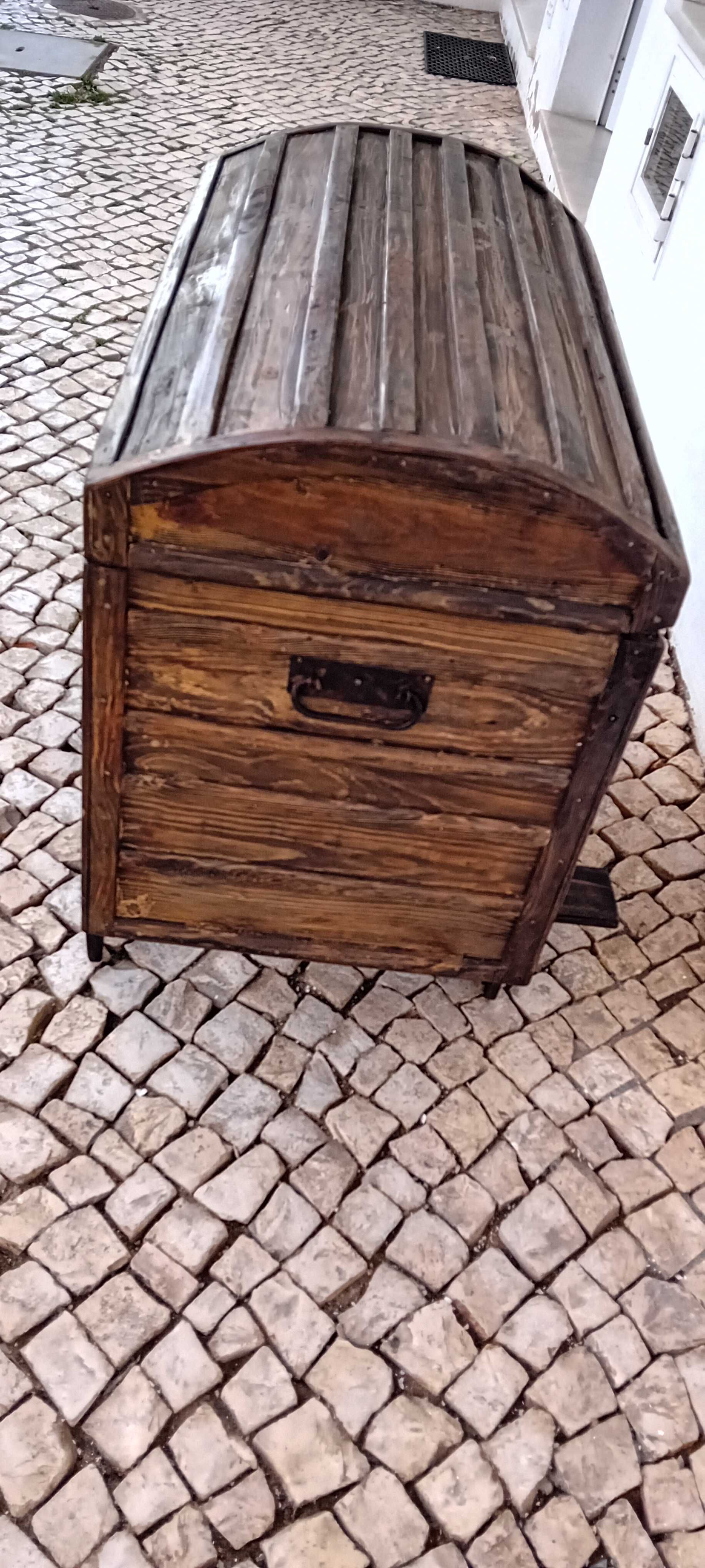 Baú de Madeira  Antigo com Cavaletes à medida!
