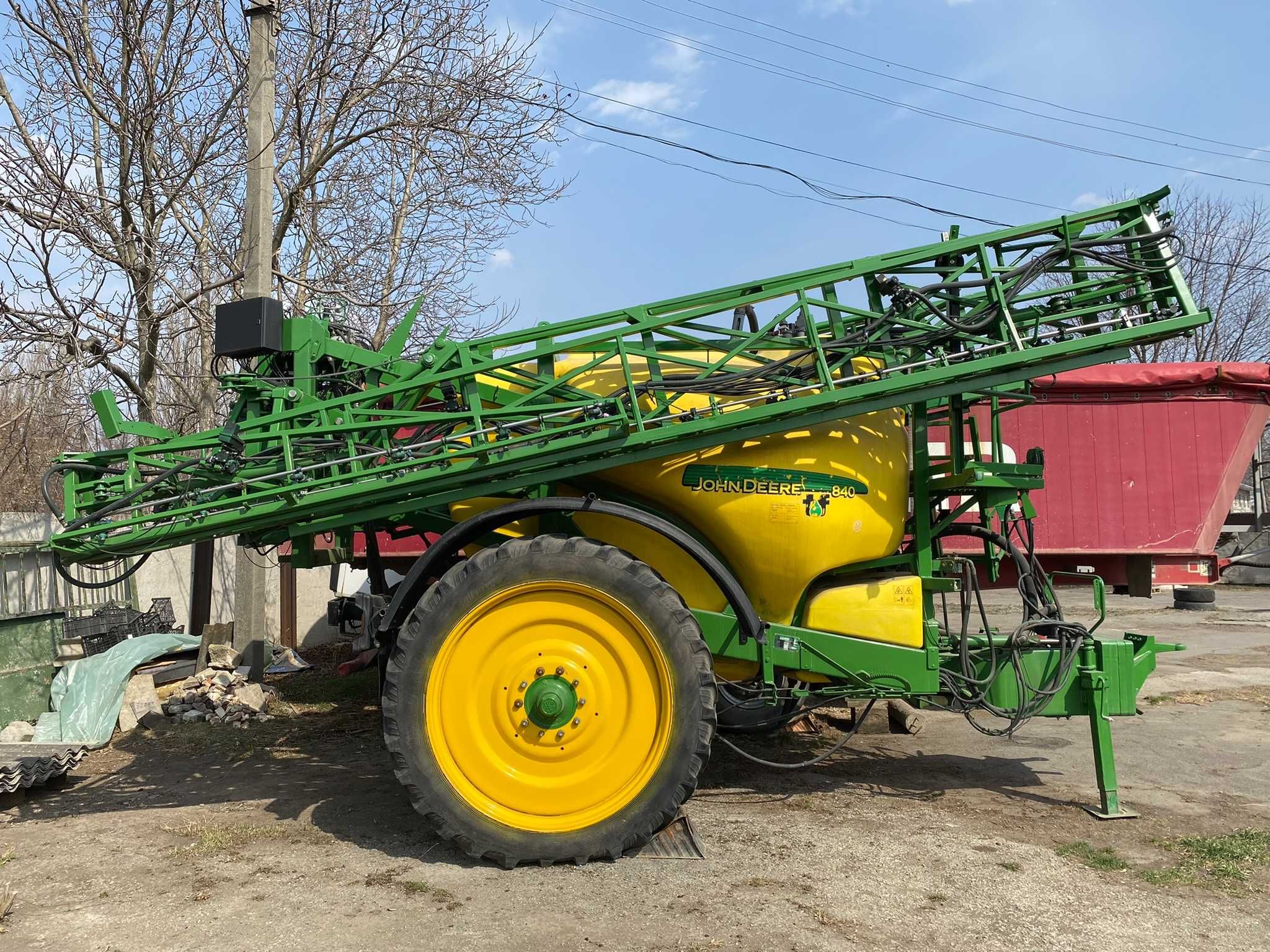 Обприскувач причіпний  JOHN DEERE 840