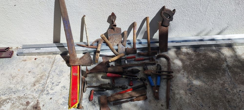 Várias ferramentas algumas antigas