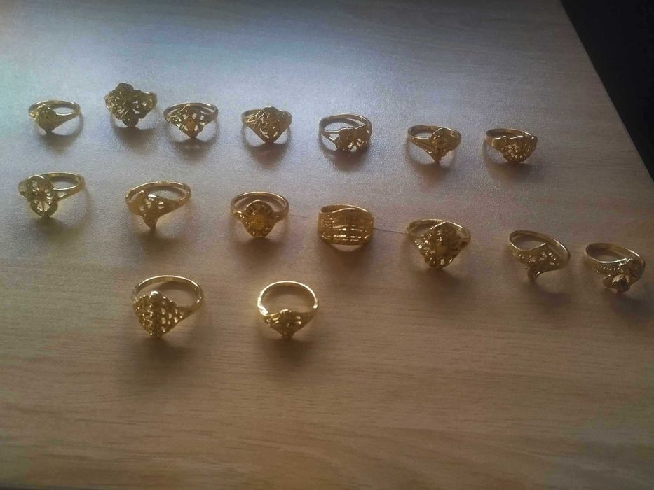 Conjunto de vários tipos de anéis e Joias elegantes