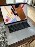 MacBook Pro 15" (2017) 16GB ram, 256 GB SSD, touch bar, stan b.dobry