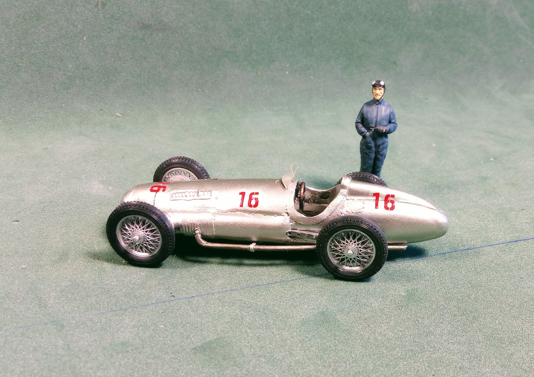 Модель гоночного болида в масштабе 1:43