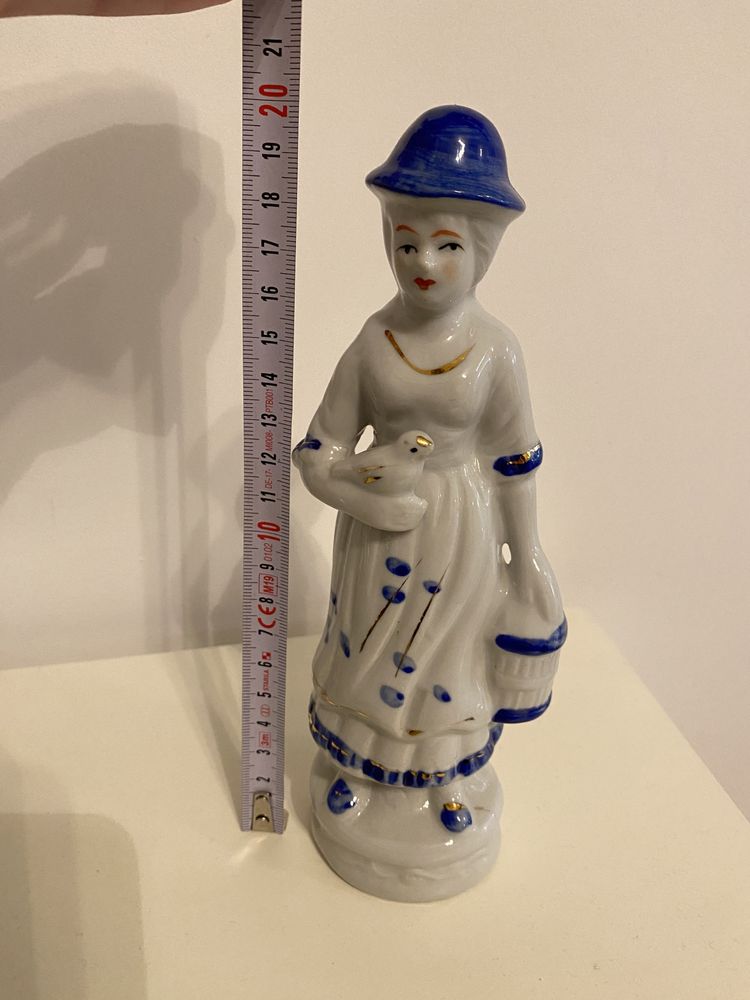 Figurka porcelanowa dama w niebieskim kapeluszu