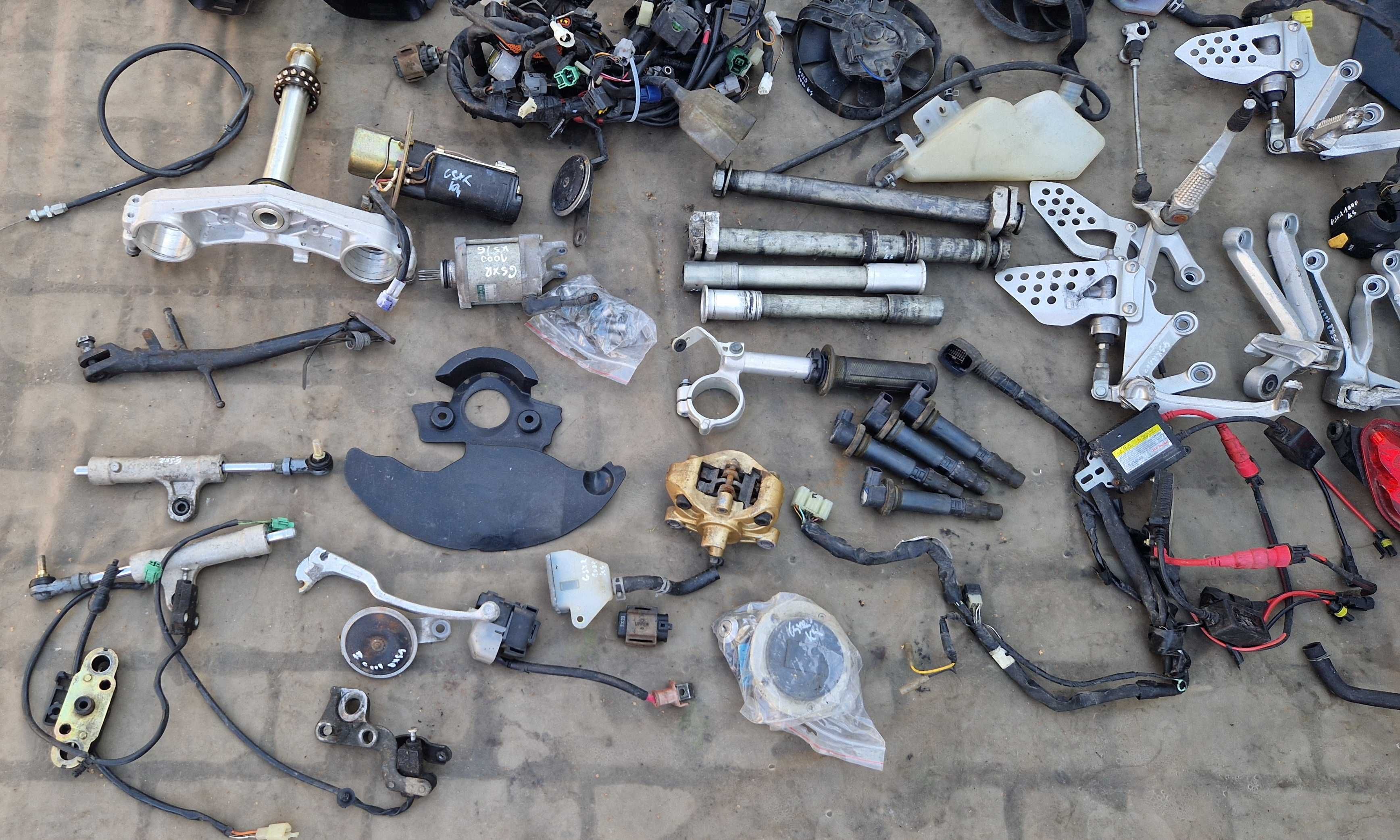 Suzuki GSXR 1000 K4 K5 pompa półka wlot wiązka oś lampa moduł zacisk