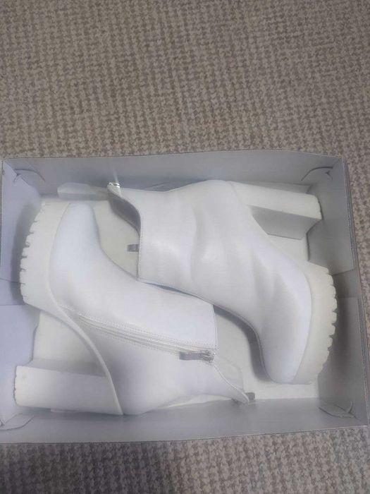 Черевики білі на високій підошві