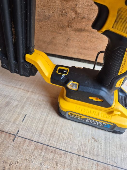 Dewalt DCN680 gwóździarka z baterią 5ah Power Stack
