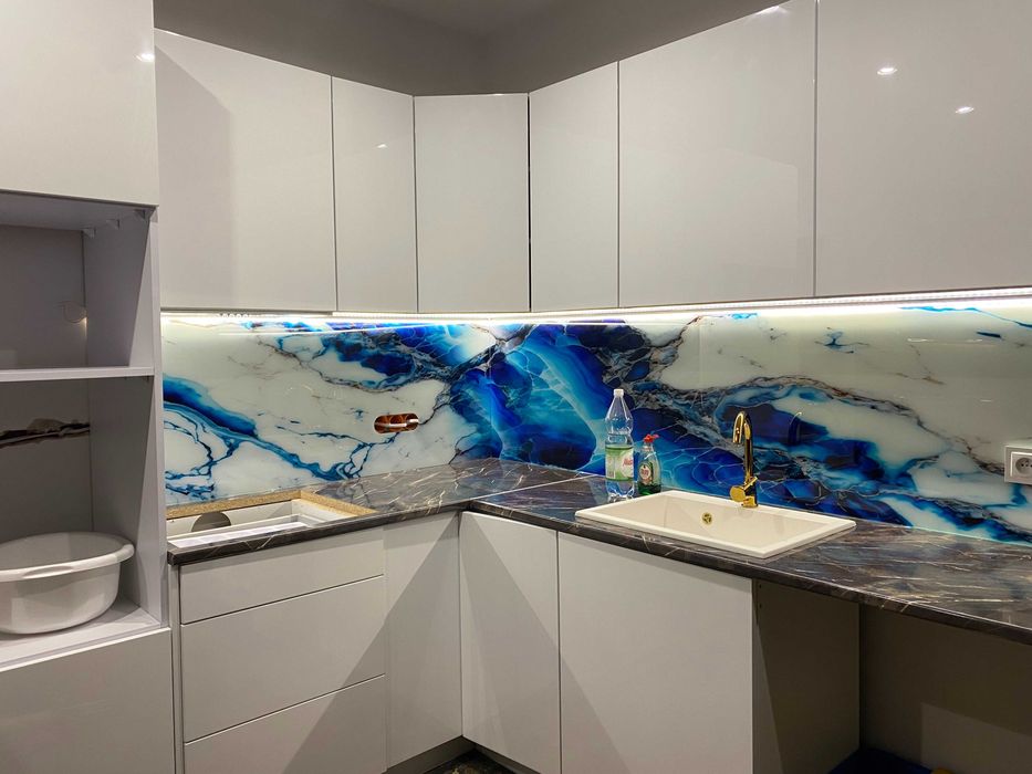 Szkło zamiast płytek – nowoczesne ściany do kuchni i łazienki lacobel