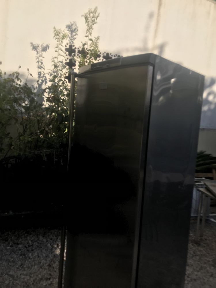 Arca vertical em bom estado aeg