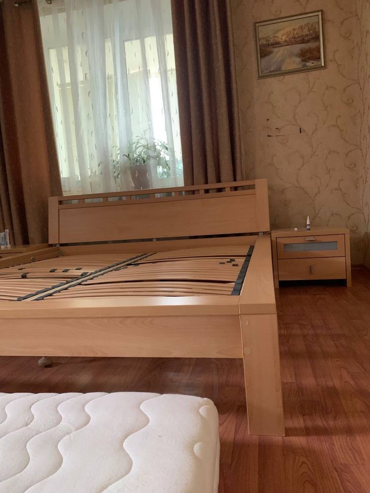 Кровать без матраса