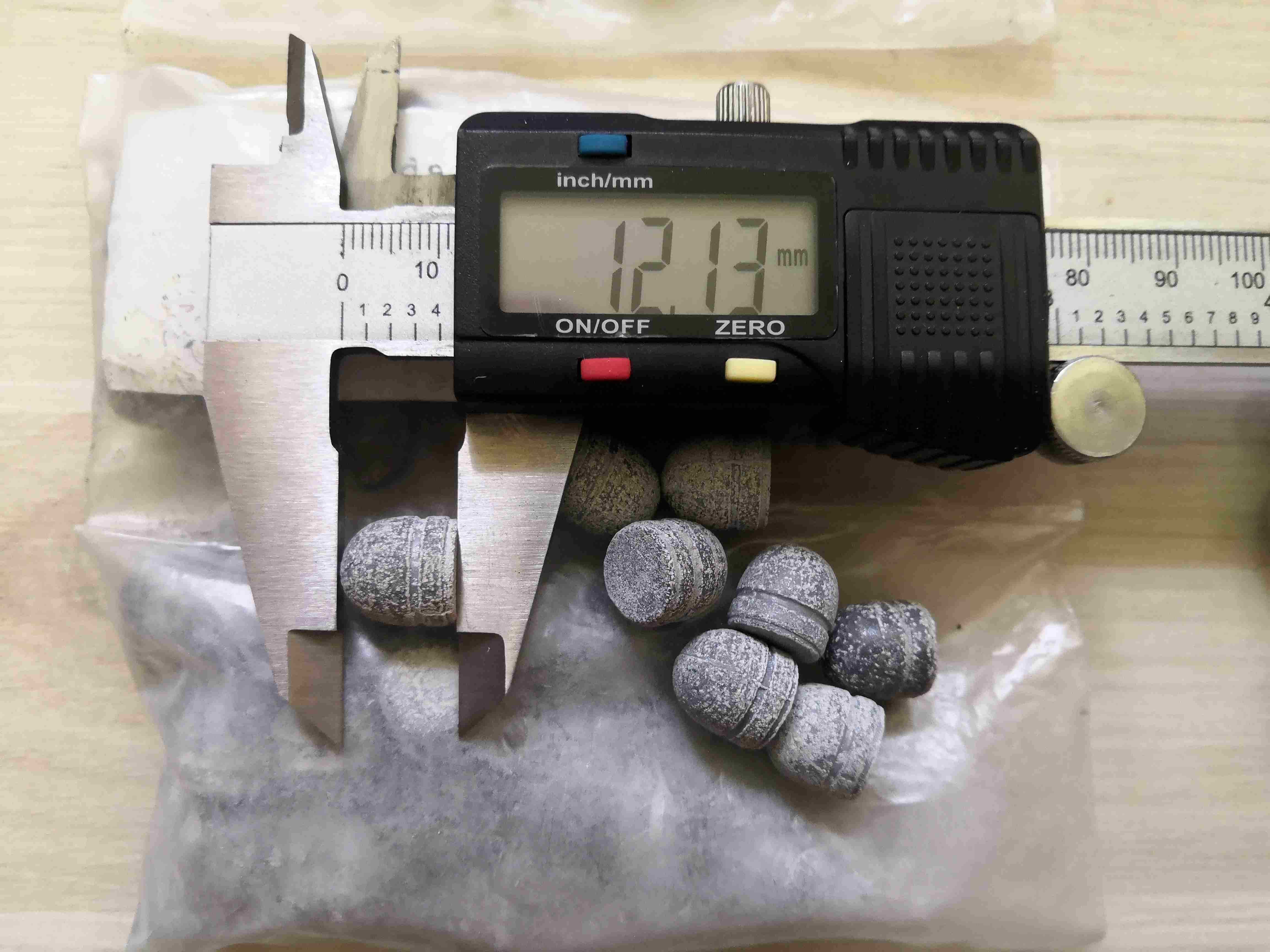 Kule, kulki ołowiane, przybitki kal. 36, 44