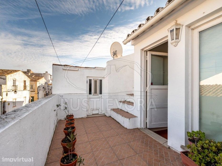 Moradia Unifamiliar de rés-do-chão e 1º andar, T4 com terraço e mir...