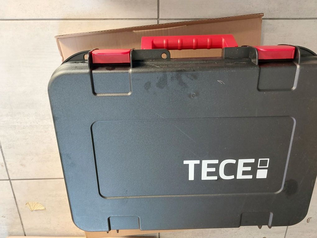 Zaciskarka praska tece