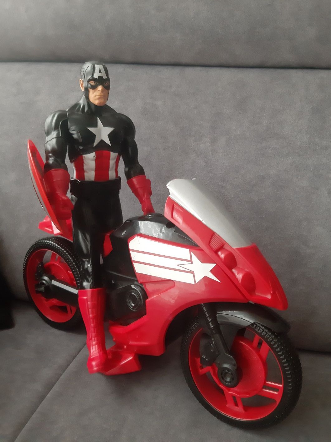 Marvel Kapitan America na motorze Hasbro